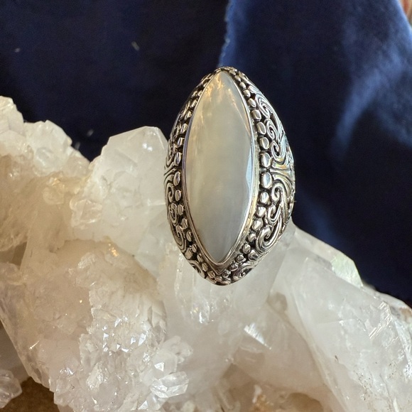 Elegant Silver Filigree Mother of pearl Ring - Picture 1 of 5